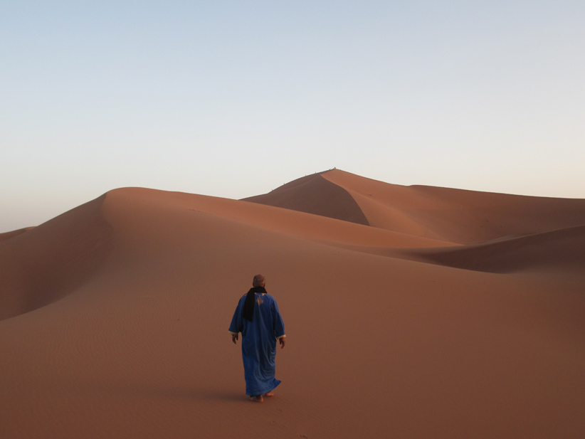 Maroc - Marocain marchant dans les dunes